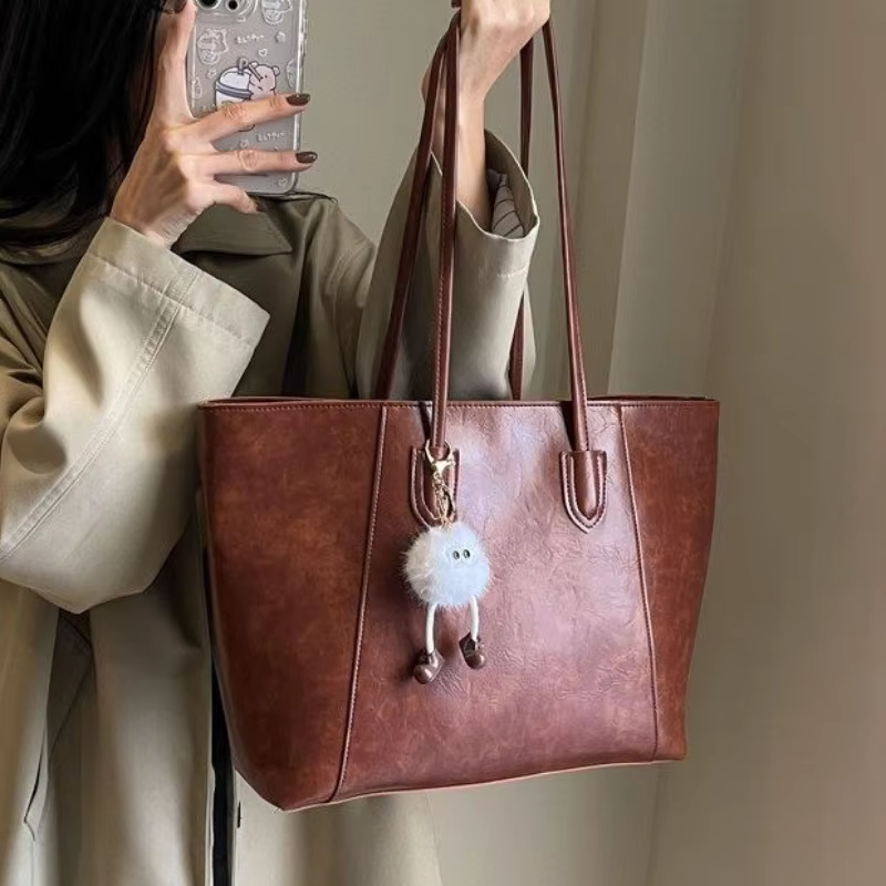 Sac fourre-tout marron polyvalent pour femme avec breloque en fourrure