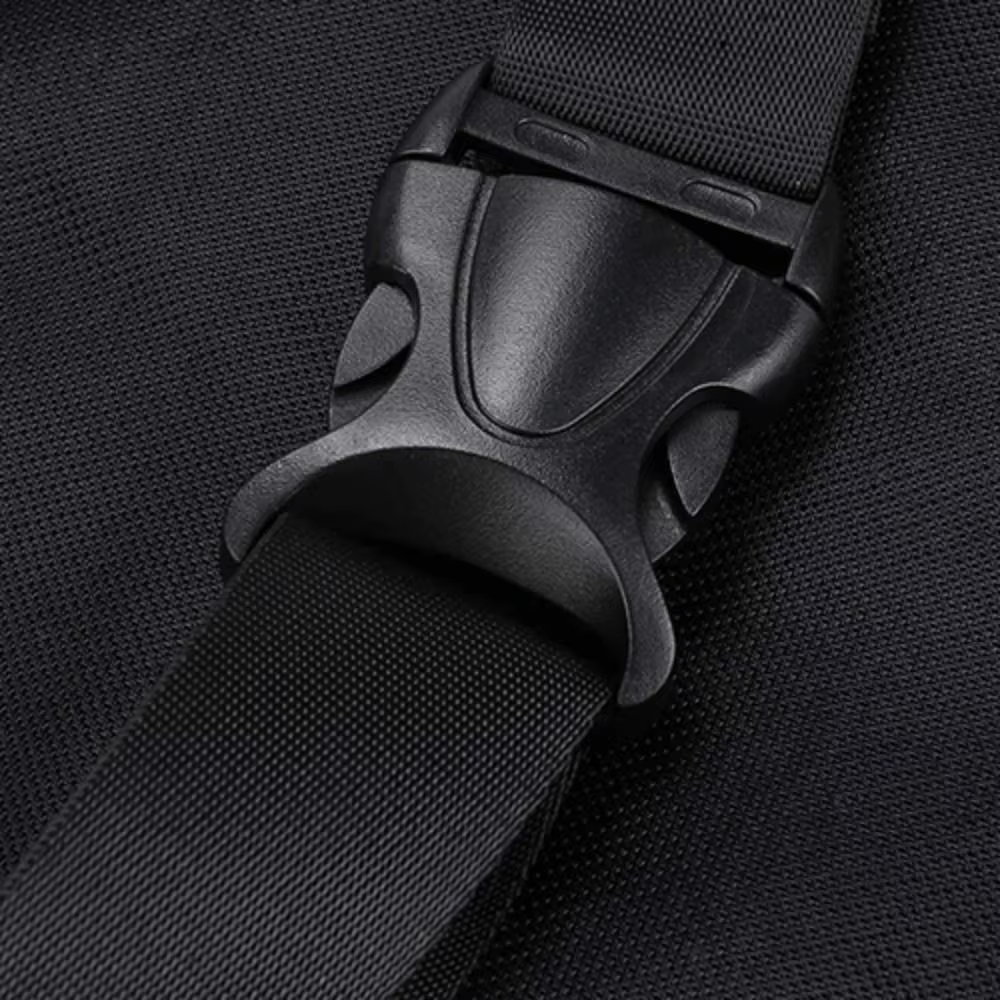 Sac bandoulière noir dissimulé sous le bras