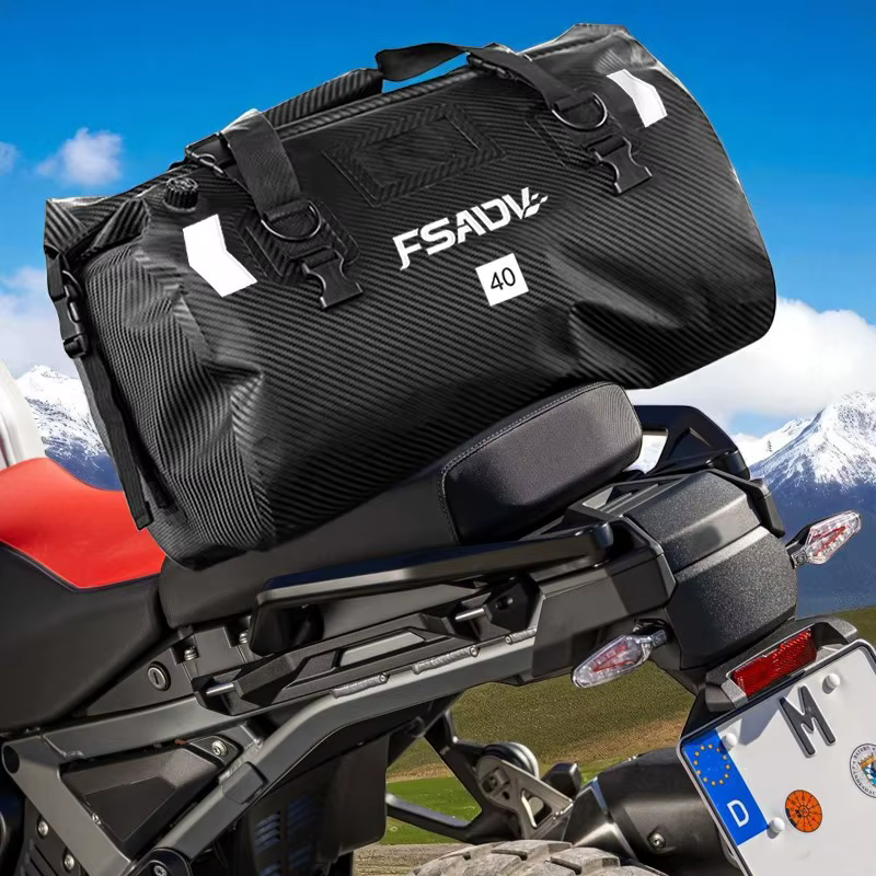 Sac arrière étanche noir carbone pour moto