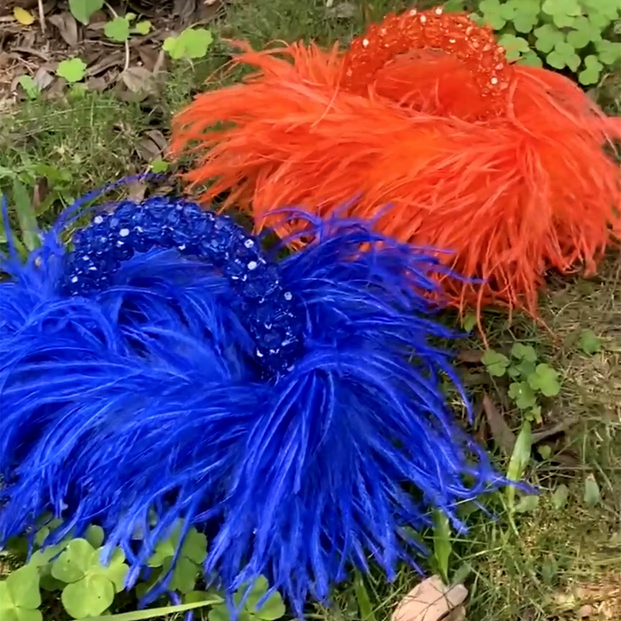 Sac à main en perles avec plumes et fourrure