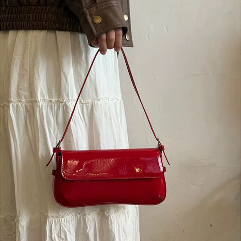 Sac à bandoulière sous les bras en cuir laqué