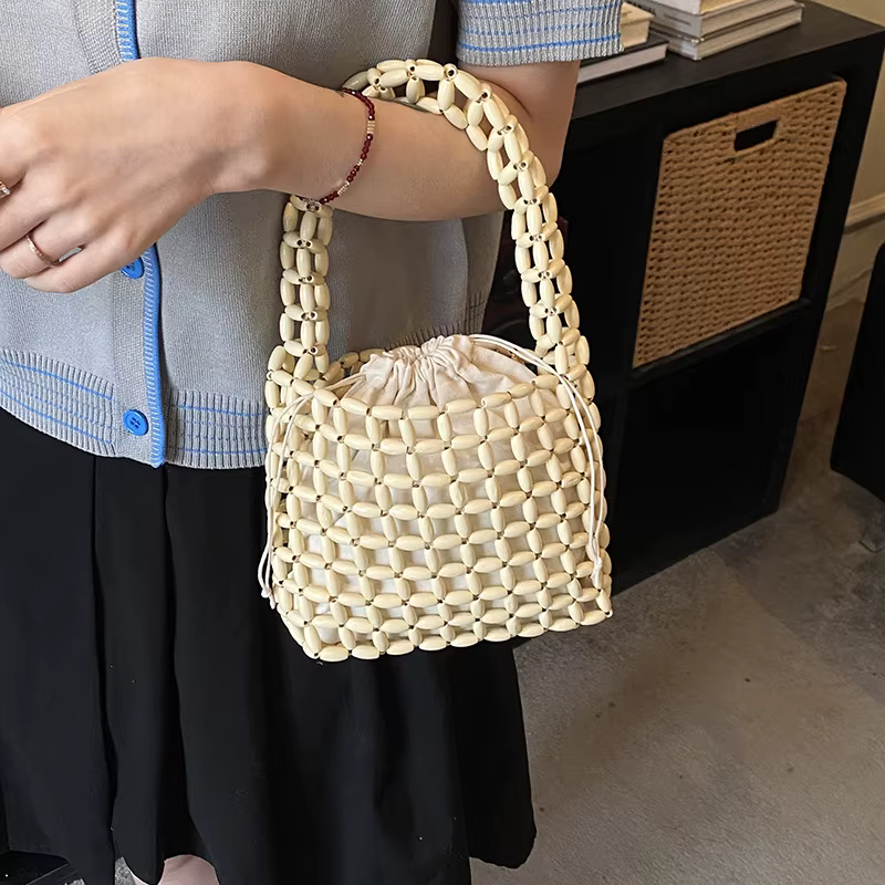 Sac à main tressé en perles de bois fait main