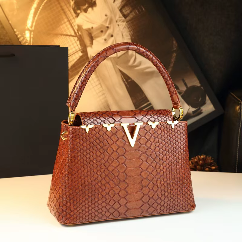 Sac à main à la mode et polyvalent avec une sensation haut de gamme. C'est un sac de niche pour les mamans d'âge moyen