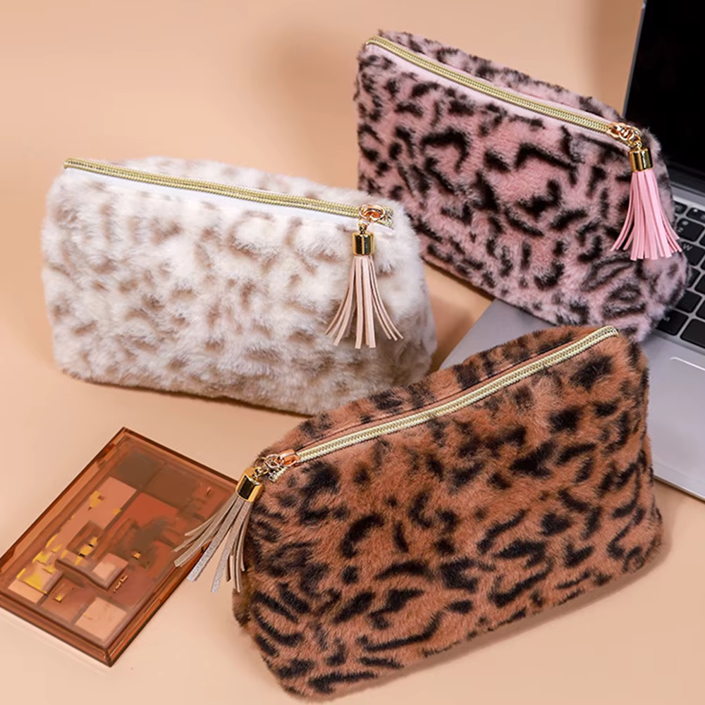 Sac à cosmétiques en peluche léopard avec pompon en PU