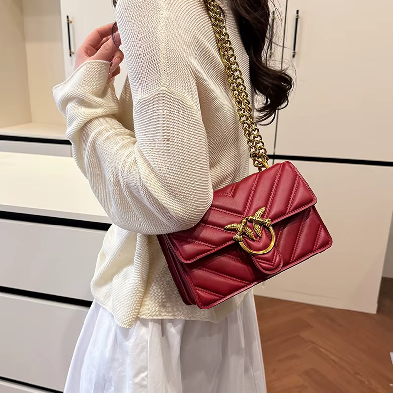 Ce sac à main moderne en toile pour femme est robuste