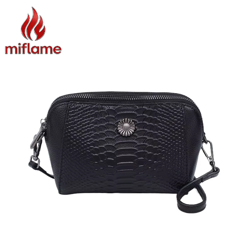 Sac bandoulière vintage en cuir verni gaufré croco