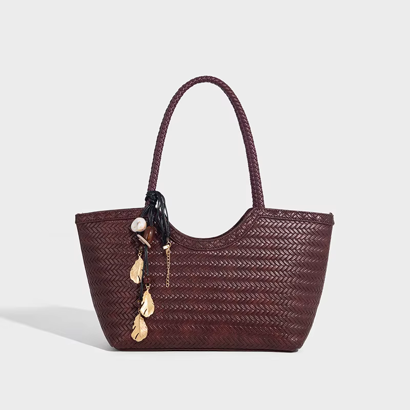 Sac fourre-tout tissé marron avec breloques