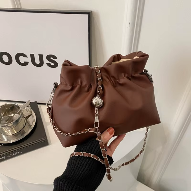 Sac seau élégant en satin plissé avec cordon de serrage et bandoulière chaîne