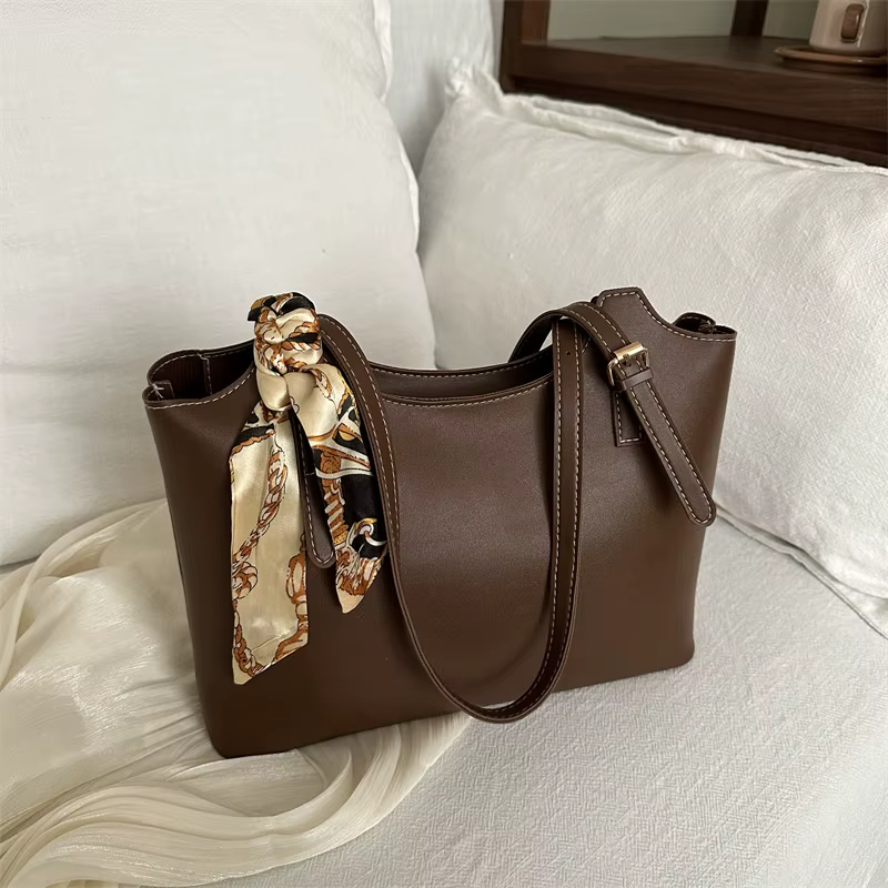 Sac fourre-tout tendance avec accent élégant foulard en soie