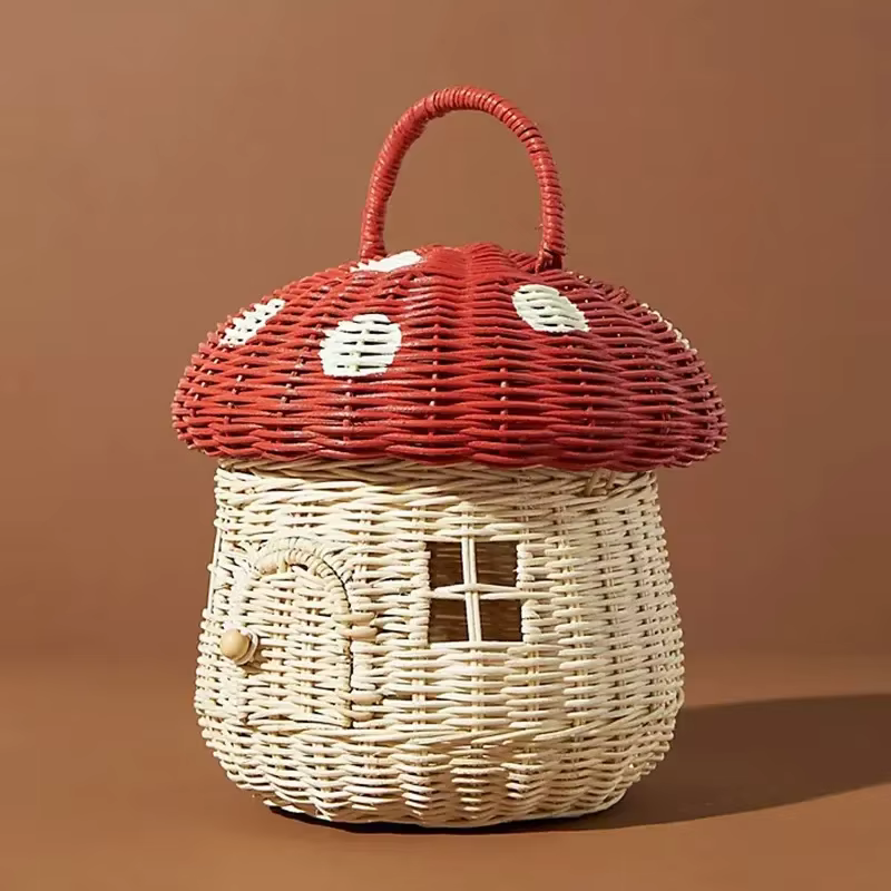 Panier en rotin mignon tissé à la main