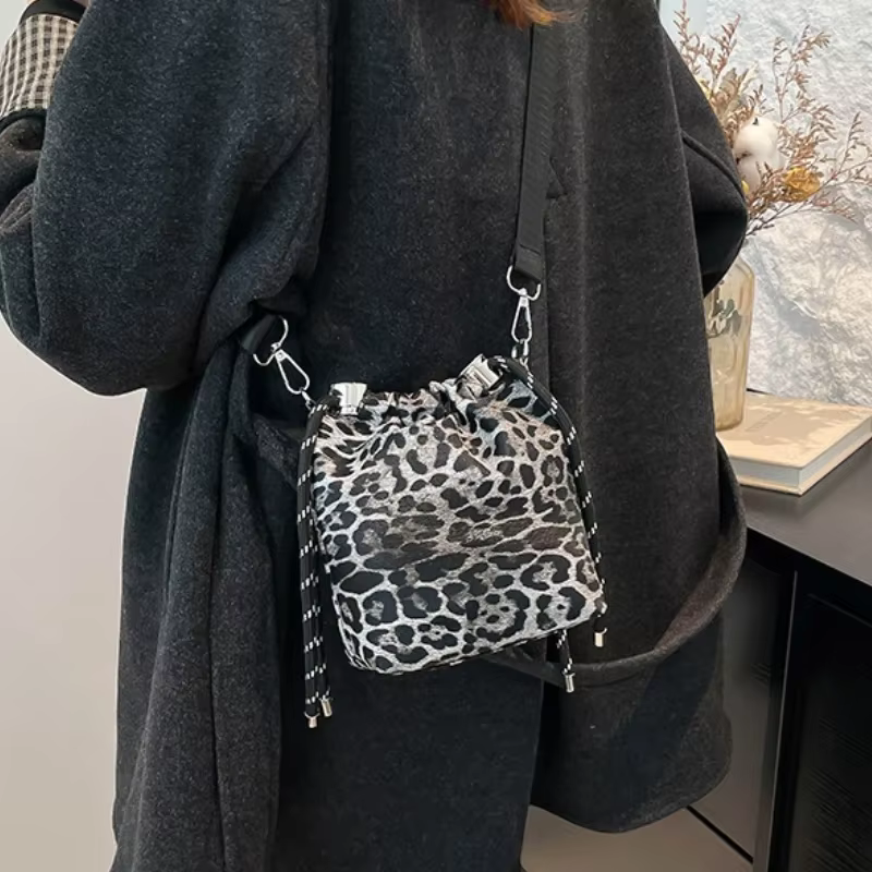 Mini sac pour femmes léopard en cuir seau sac à bandoulière petit sac de téléphone cordon sacs