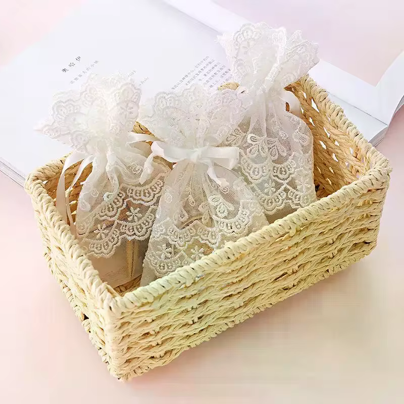 Sac cadeau blanc réutilisable en gaze et dentelle avec cordon de serrage pour le rangement