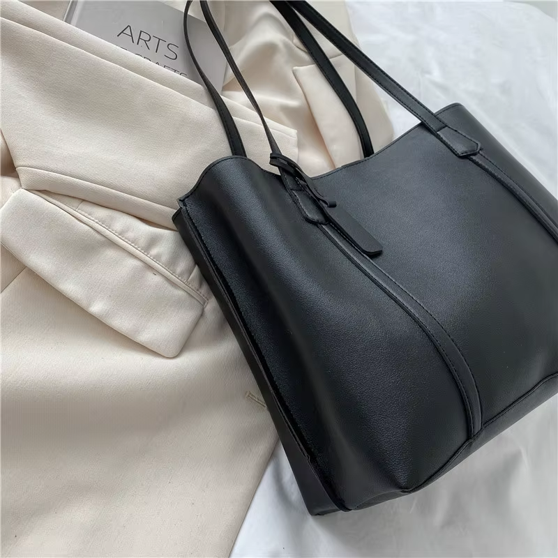 Sac fourre-tout classique en similicuir noir