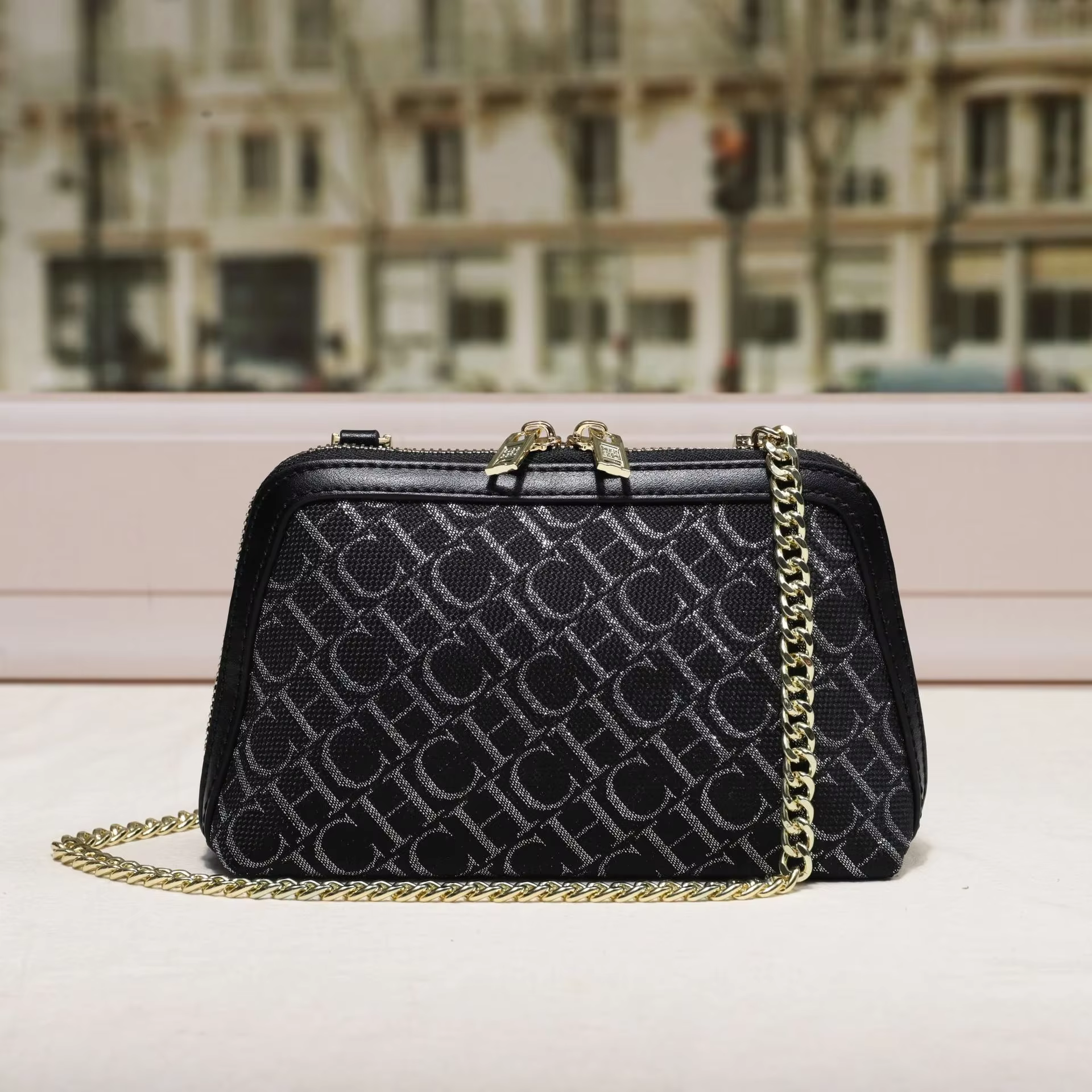 Sac à bandoulière chaîne en suède