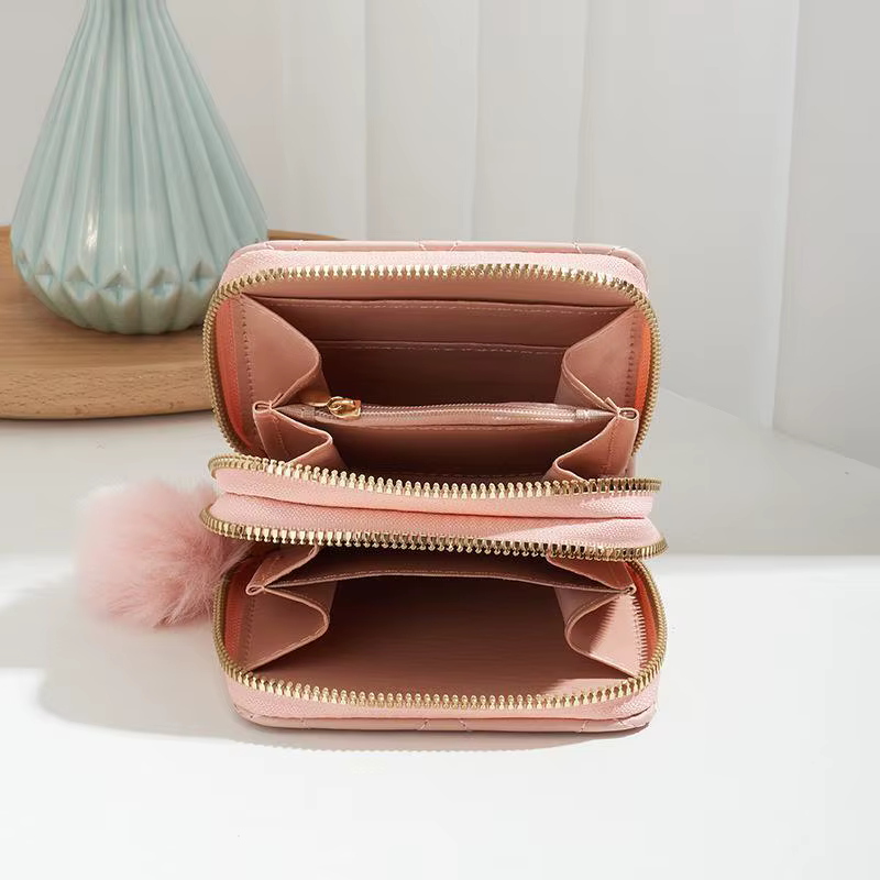 Mini portefeuille matelassé en cuir PU avec double fermeture éclair et pompon moelleux pour les trajets quotidiens