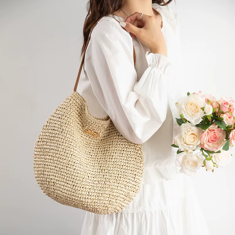Sac à bandoulière en paille de raphia tressé
