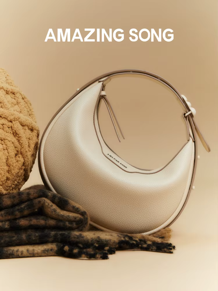Petit Sac Song Demi-Lune, Objets