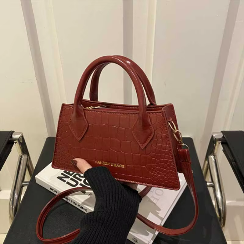 Sac à main élégant rouge bordeaux