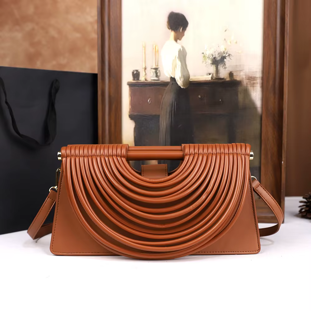 Le nouveau sac tissé à main avec lignes 2025 est un sac à main unique