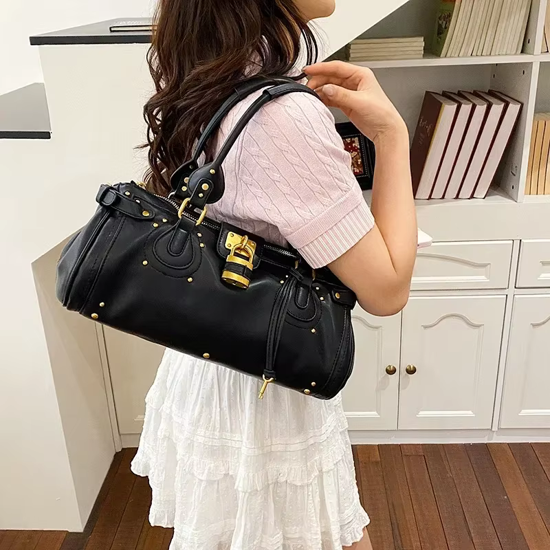 Sac à bandoulière pour femme avec fermeture éclair au design célèbre