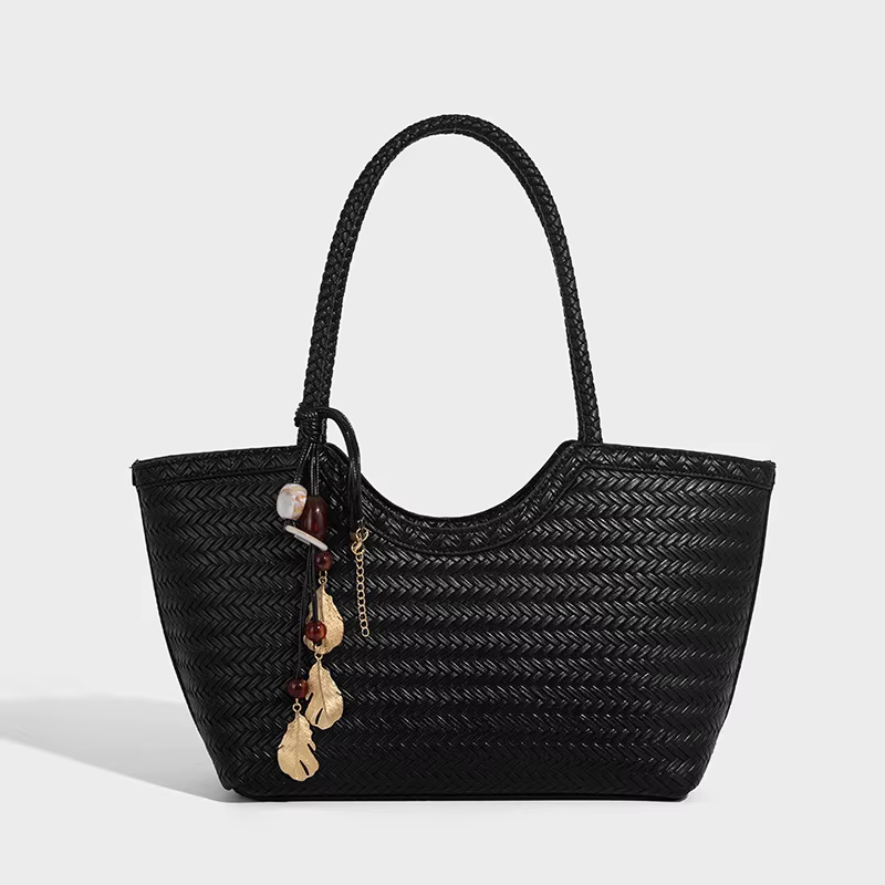 Sac fourre-tout tissé marron avec breloques