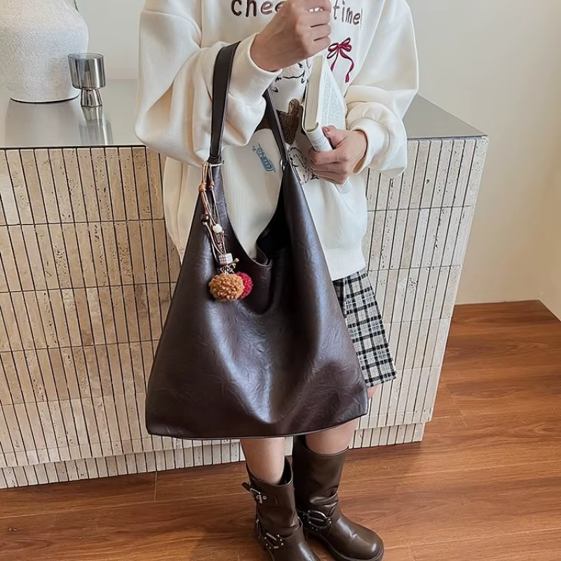 Sac à bandoulière à la mode pour femmes fabriqué en cuir fin avec charme minimaliste et matériau résistant à l'eau