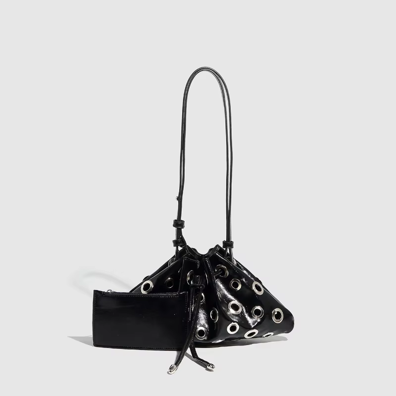 Sac seau pour femme à clous et découpes