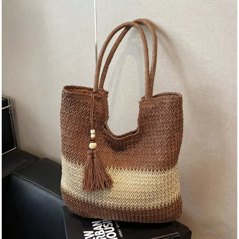 Sac fourre-tout tissé à la main en paille avec pompons