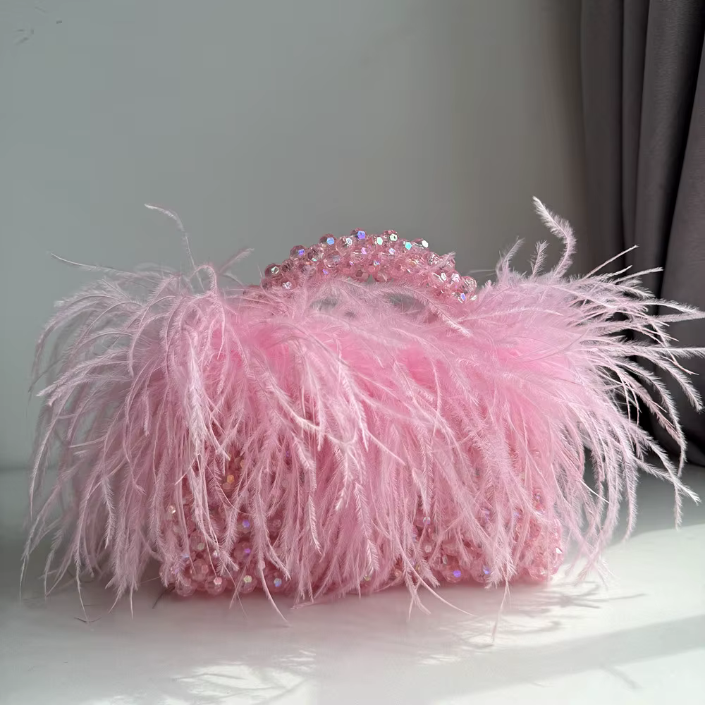 Sac à main en perles avec plumes et fourrure