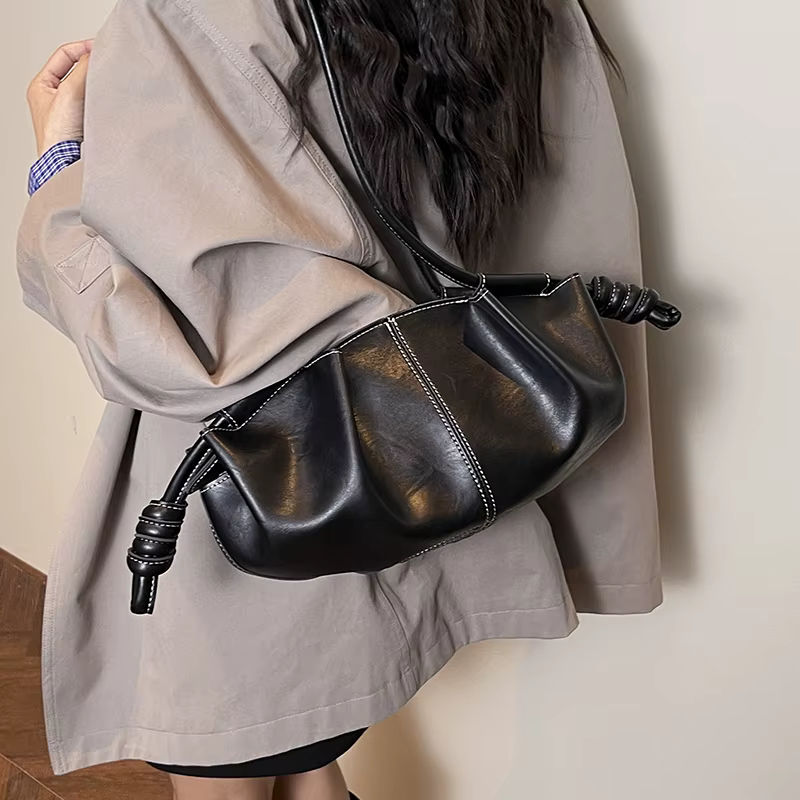 Sac à bandoulière en similicuir noir froissé pour femme
