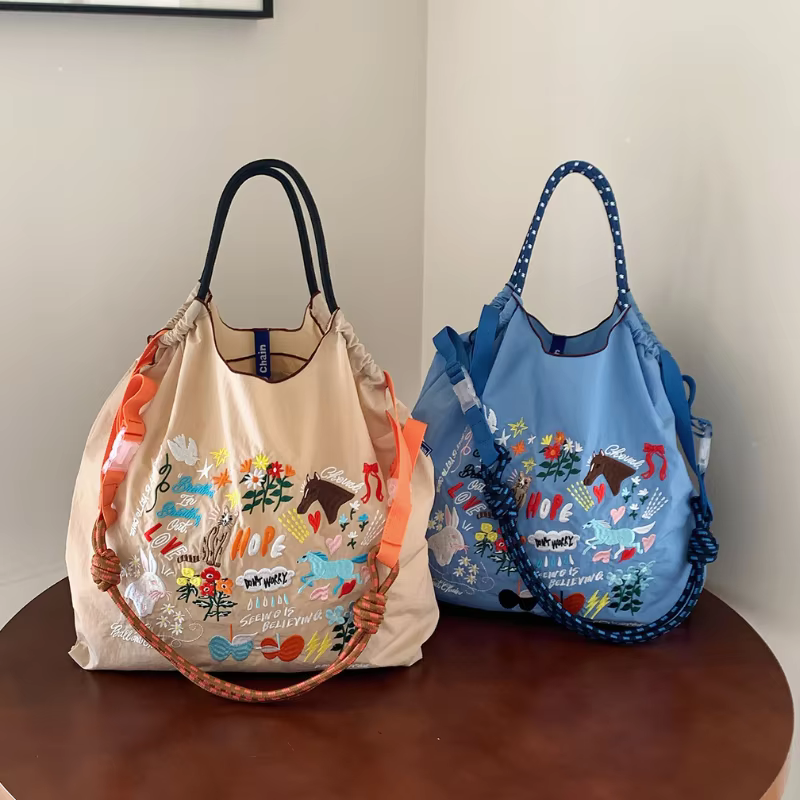 Sac à bandoulière pour femme avec broderie style graffiti