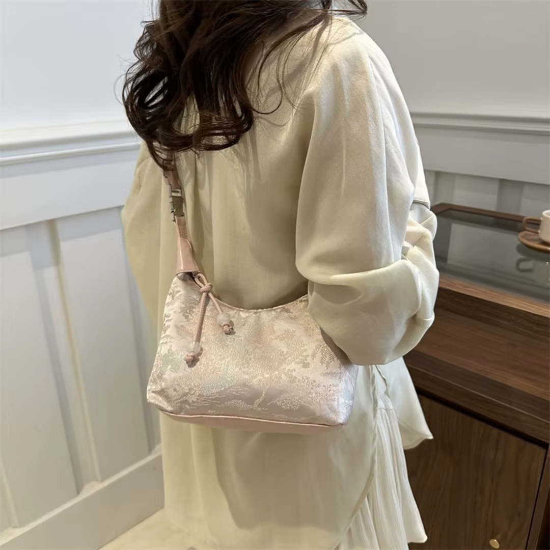 Nouveau sac fourre-tout tendance Chic sac à bandoulière brodé doux Texture en Nylon pendentif perle sac