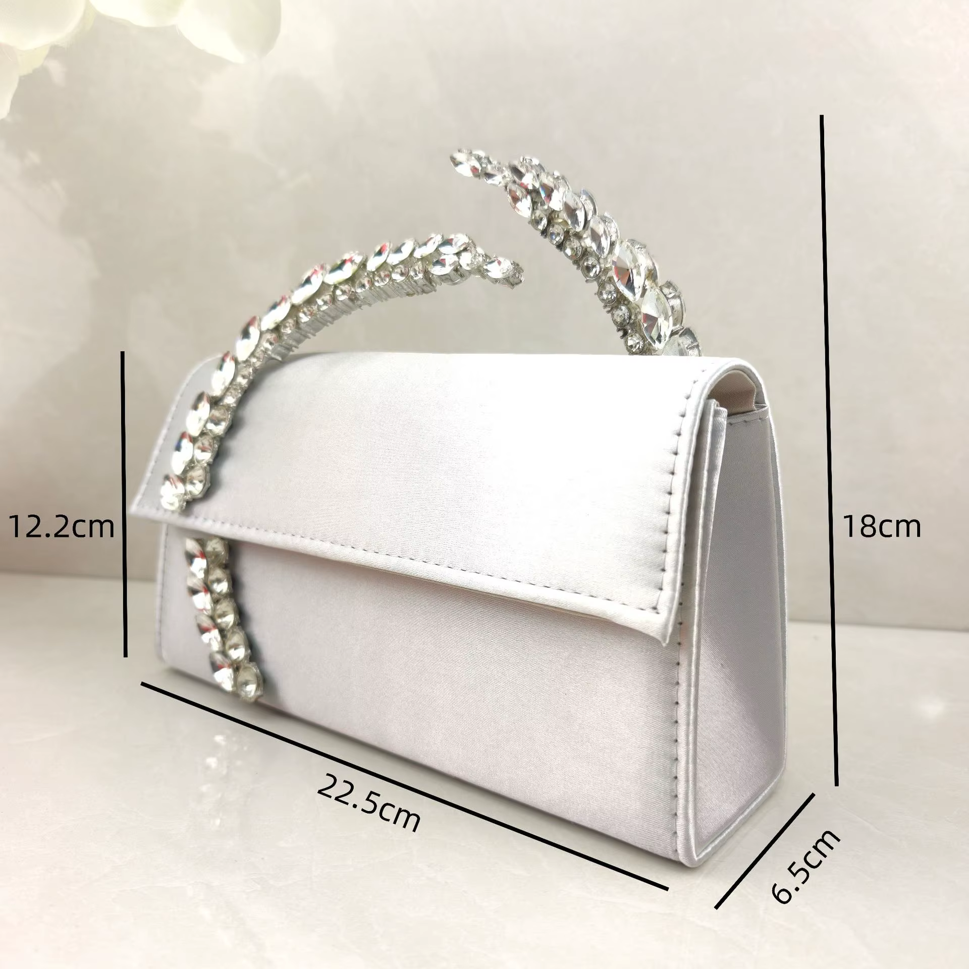 Sac à main en satin orné de diamants brillants