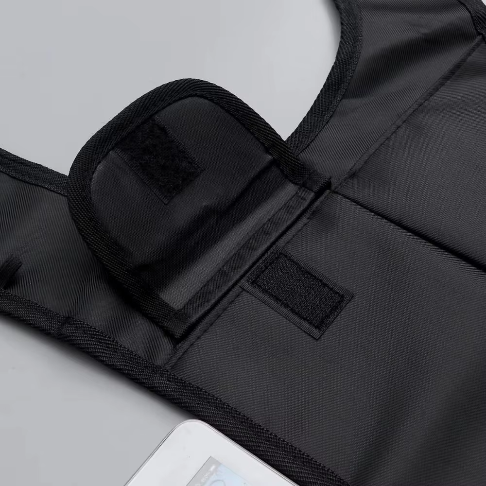 Sac bandoulière noir dissimulé sous le bras