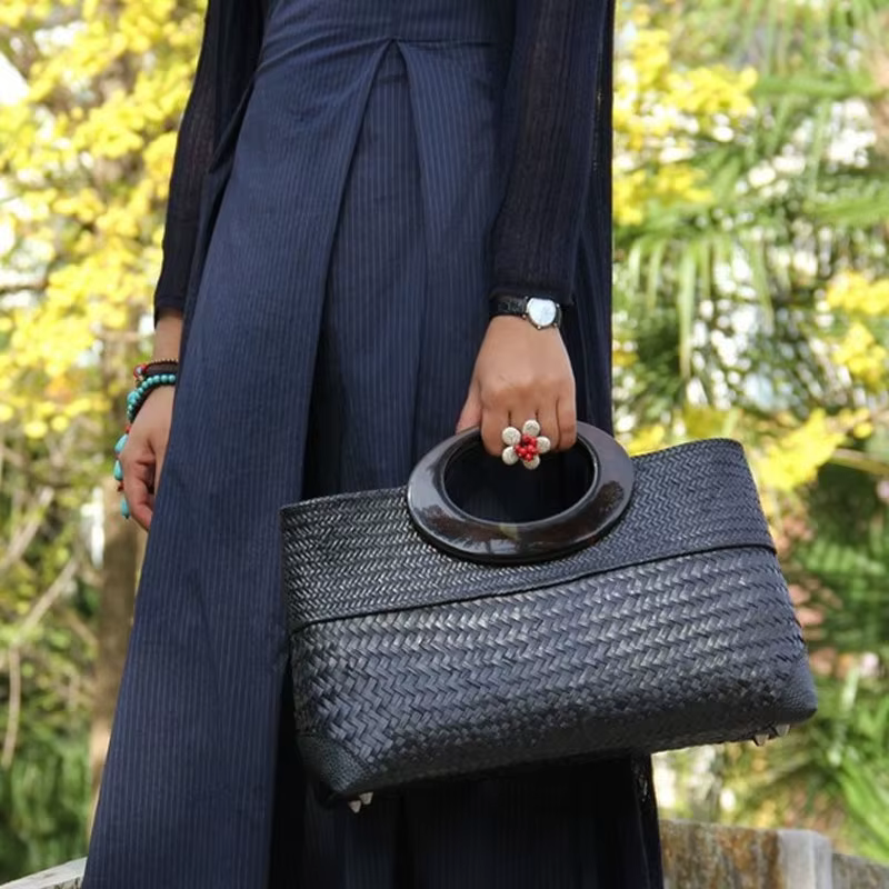 Sac tressé en rotin noir pour femme