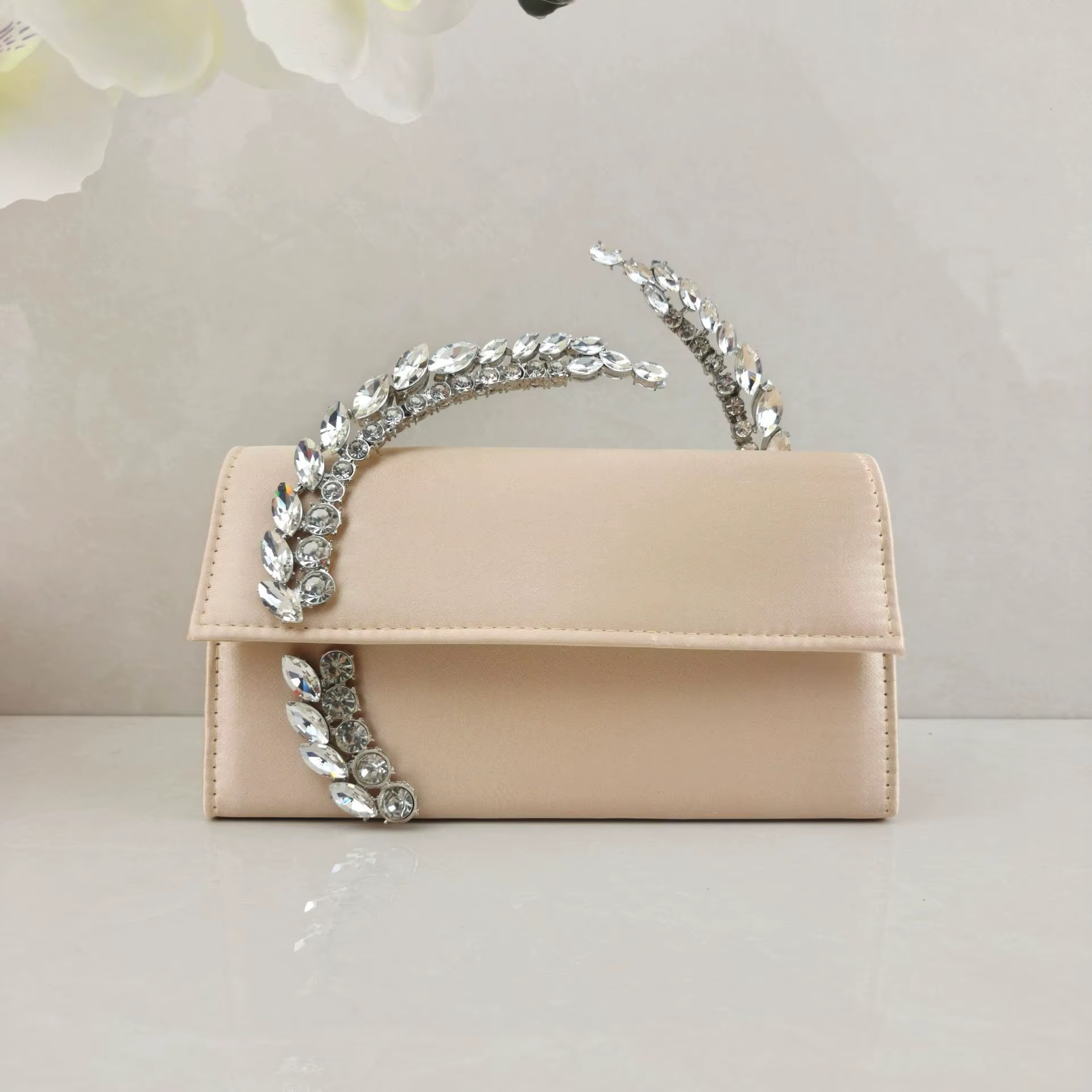 Sac à main en satin orné de diamants brillants