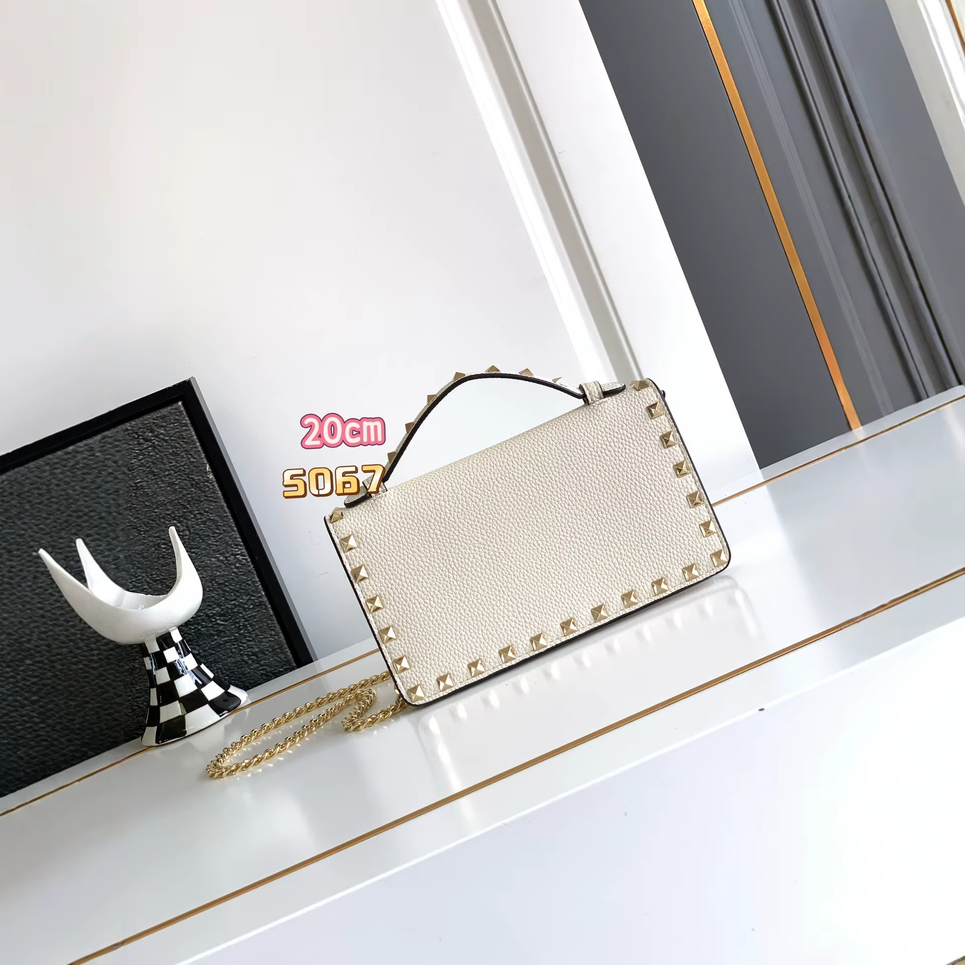 Sac carré matelassé en cuir de veau texturé avec chaîne