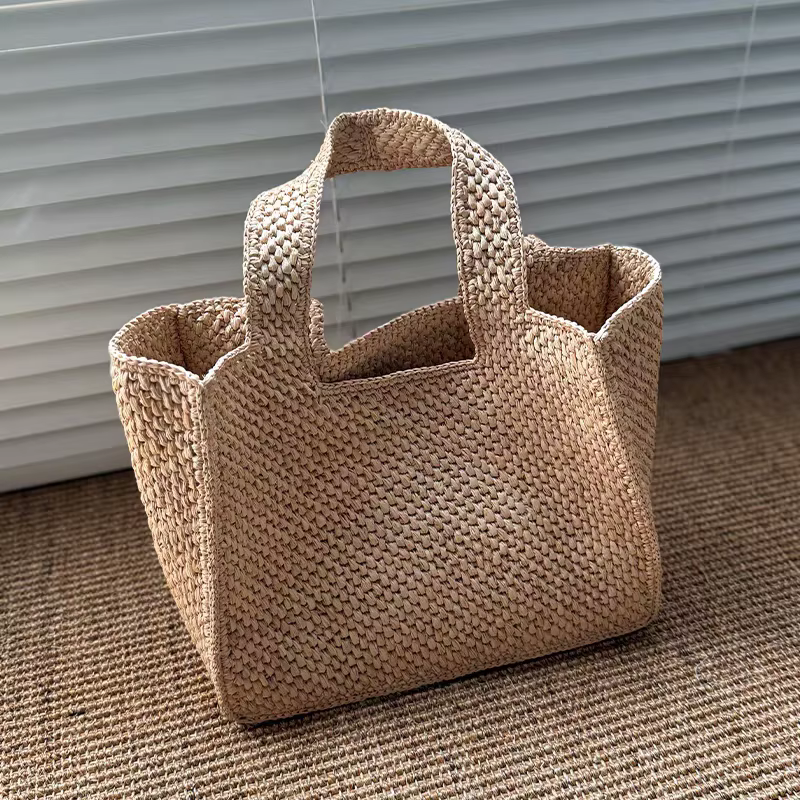 Sac fourre-tout cubique en raphia tressé français