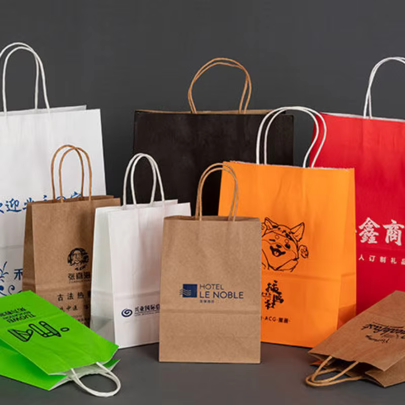 Sacs à main en papier Kraft, 50 pièces, sacs à main pour thé au lait, cosmétiques à emporter, magasin de vêtements, sacs d'emballage cadeau, Logo imprimé personnalisé