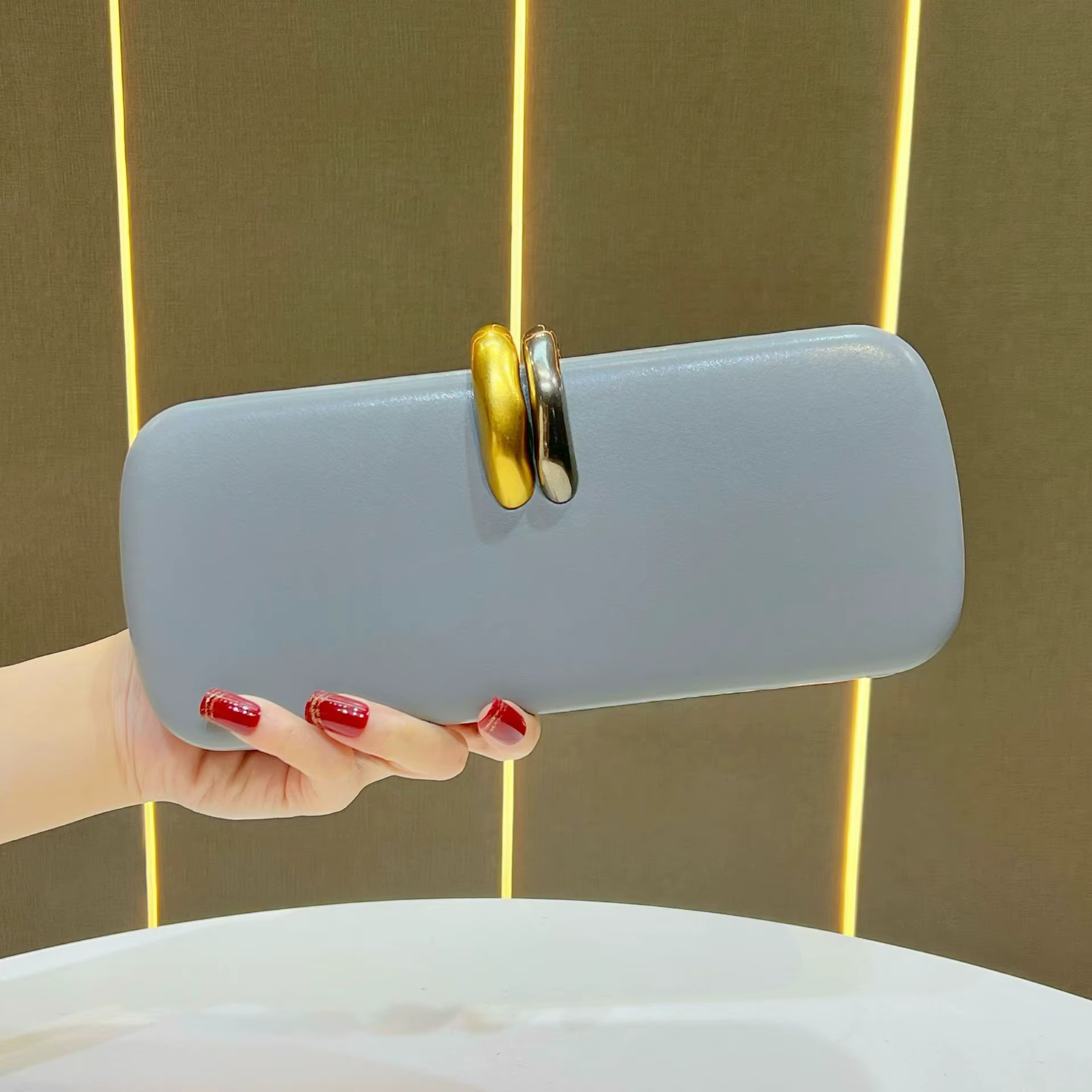 Pochette de soirée unie jaune mat avec double fermoir métallique, sac à main minimaliste pour dîner formel pour femmes matures, idéal pour les banquets