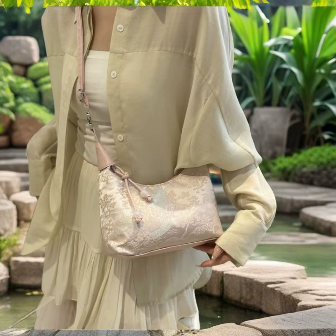 Nouveau sac fourre-tout tendance Chic sac à bandoulière brodé doux Texture en Nylon pendentif perle sac