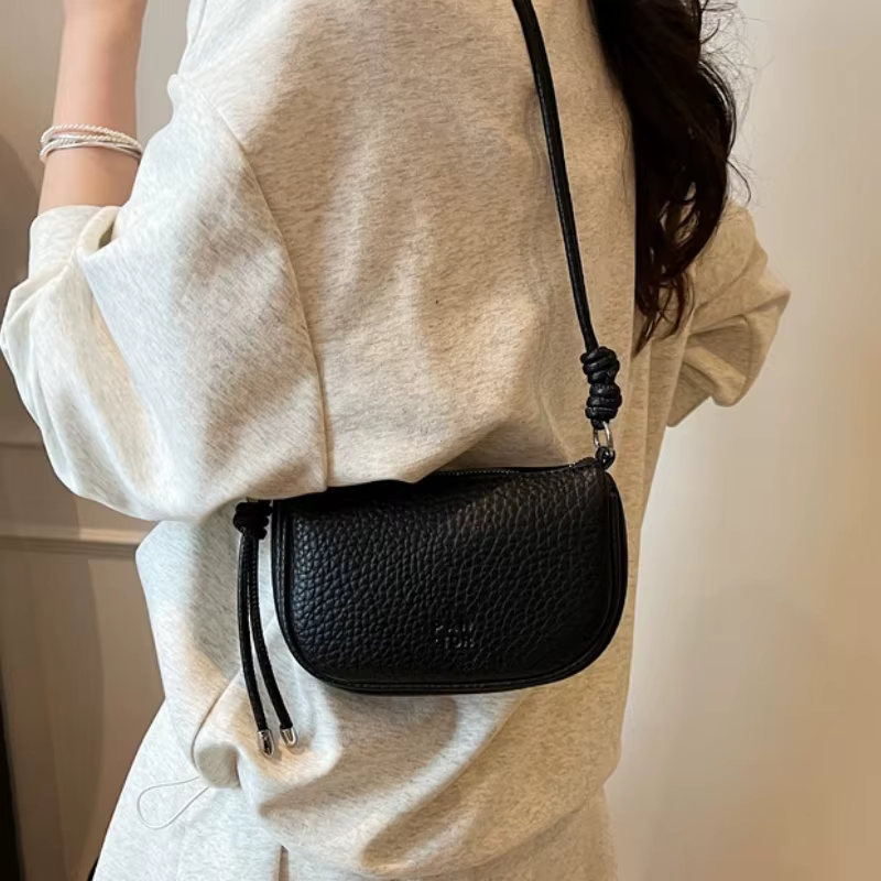 Le sac à bandoulière pour femme est à la mode