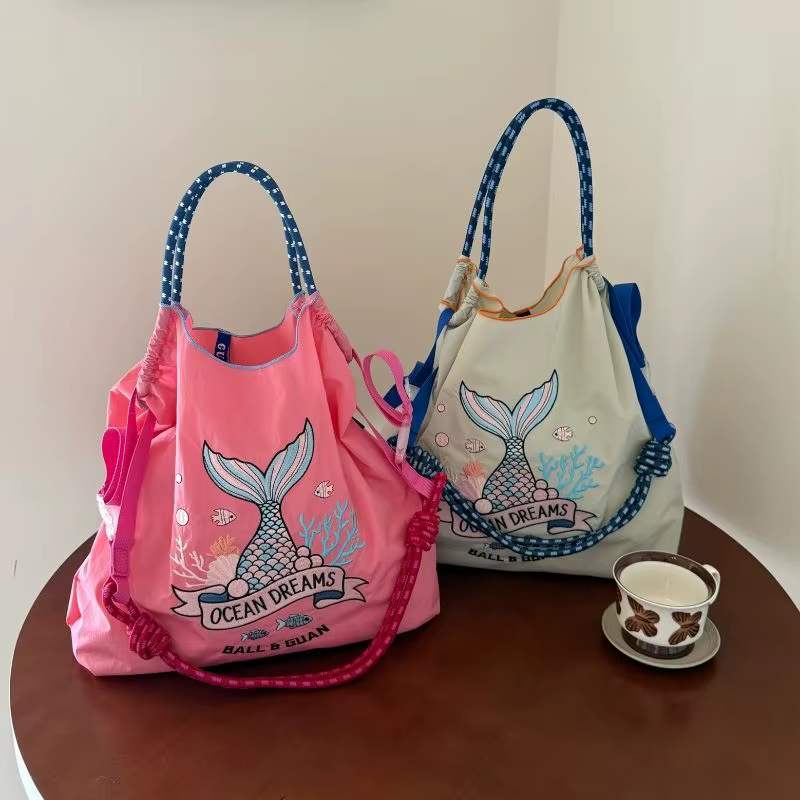 Sac à main pour femme avec motif de baleine brodé