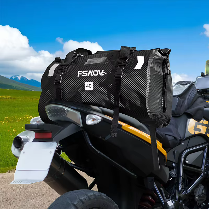 Sac arrière étanche noir carbone pour moto