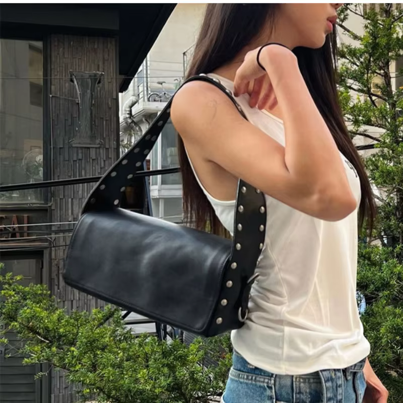Mode coréenne Rivet sac léger marque de luxe Niche personnalité rétro Cool polyvalent épaule bandoulière sous les bras noir sac de banlieue