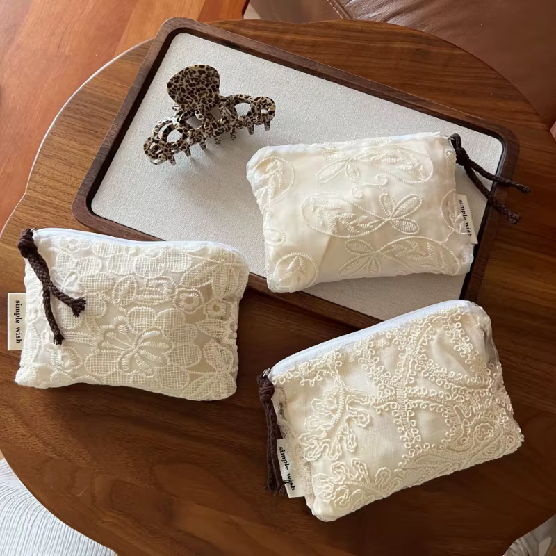 Mini sac de maquillage rétro brodé en dentelle pour femmes