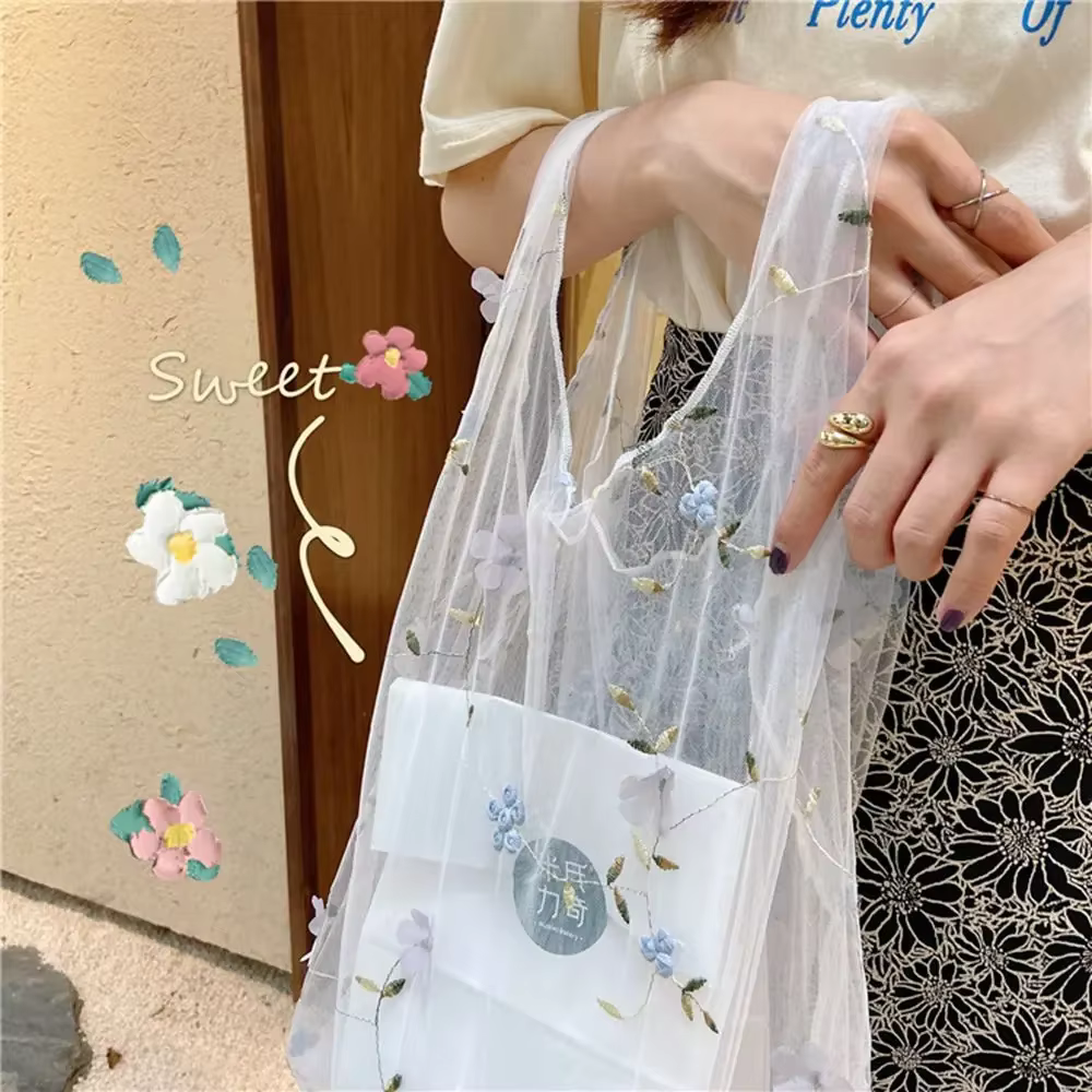 Sac à main brodé en maille transparente