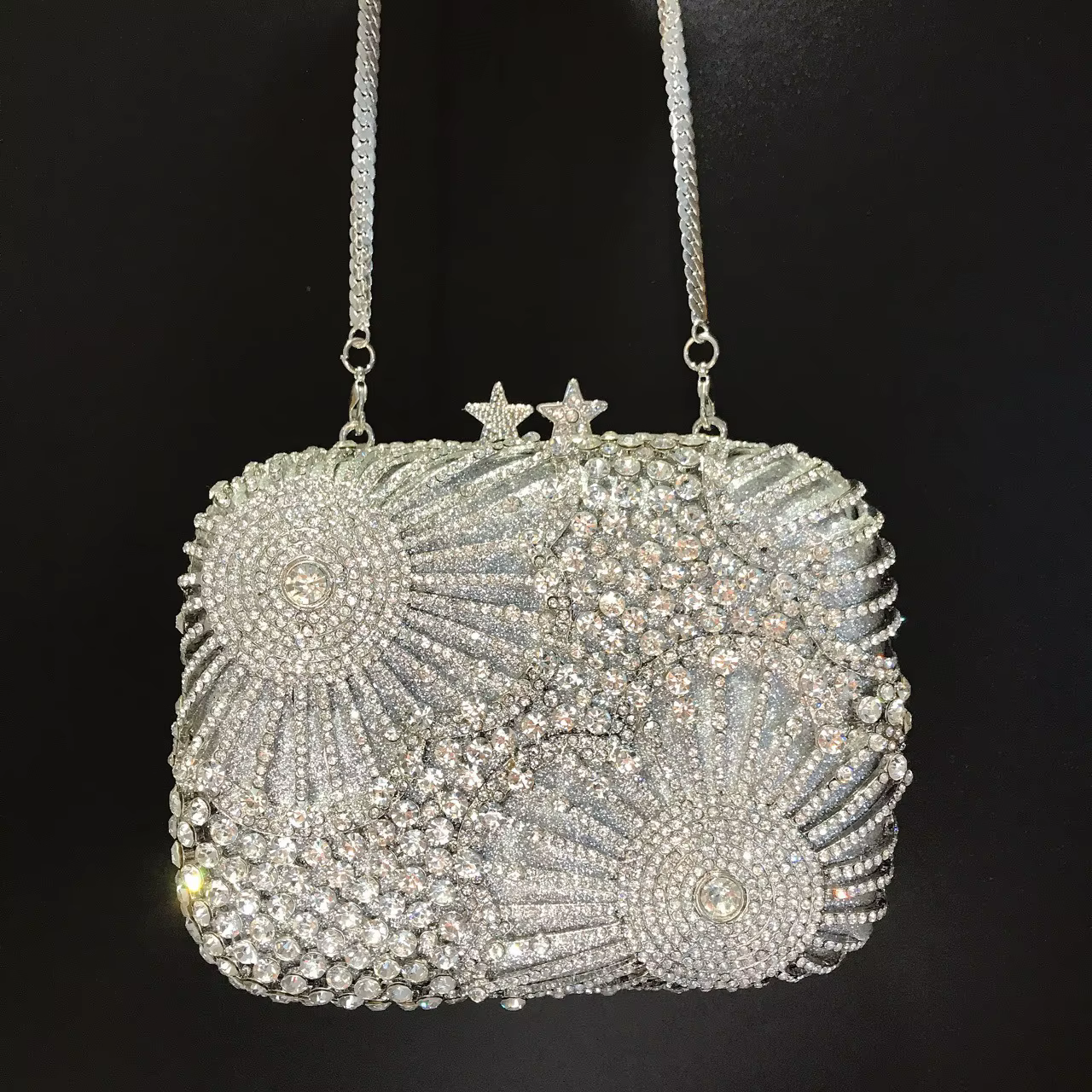 Pochette de soirée ornée de bijoux de luxe