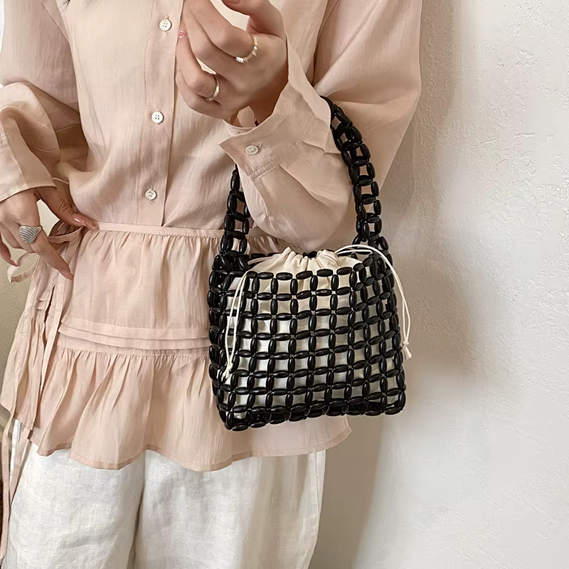 Sac à main tressé en perles de bois fait main