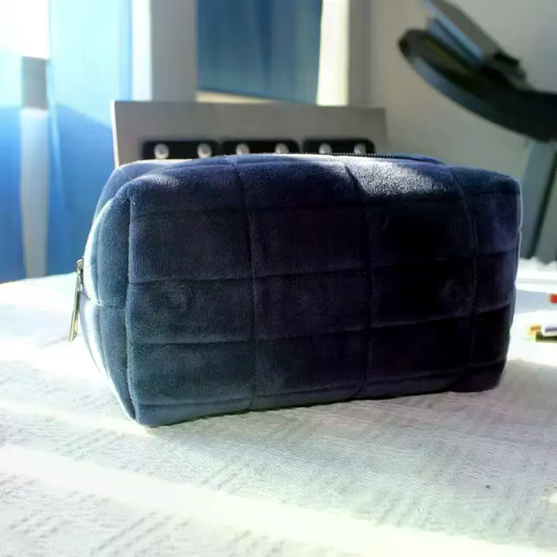 Trousse de maquillage en fourrure mignonne pour femmes